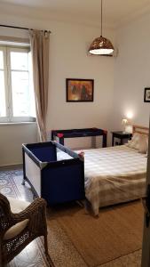 巴勒莫Duchi的卧室配有床、椅子和窗户。