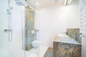 卢布林Apartamenty Magia的带淋浴和盥洗盆的浴室