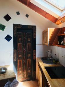 巴耶格兰雷伊Casa Bonita的一间厨房,房间角落有门