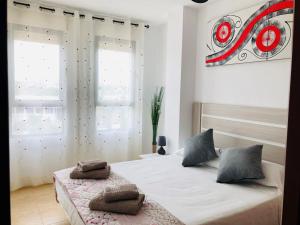卡尔佩Apartamento Arosa Playa的一间卧室配有一张带两个枕头的床