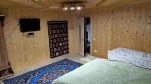 KrivorovnyaСадиба "Ековид"的一间卧室配有一张床,并在一间客房内配有电视。