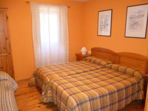 Betelu贝特鲁青年旅馆的一间卧室配有一张带 ⁇ 子毯子的床
