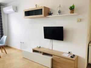 卡尔佩Apartamento Arosa Playa的客厅设有壁挂式平面电视。