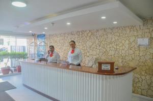 圣安德烈斯波托韦洛会议中心酒店的两人站在餐厅柜台