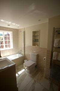 奇切斯特Charlton End - Goodwood Events的浴室配有卫生间、浴缸和水槽。