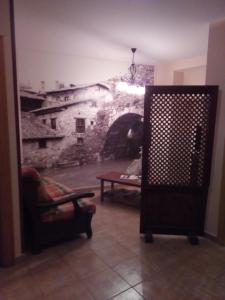 波特斯Casa Favila的客厅配有桌子和石墙