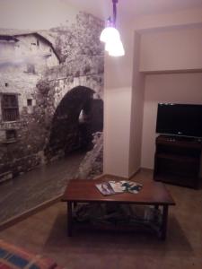 波特斯Casa Favila的一间房间,配有一张桌子和一幅隧道画