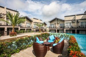 大雅台Royale Parc Hotel Tagaytay的一个带游泳池和椅子的度假胜地和一个度假胜地