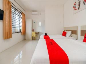 RedDoorz at Tara Homestay Palembang客房内的一张或多张床位