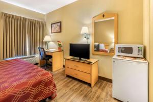 科罗拉多斯普林斯依可洛奇机场酒店/科罗拉多泉市的酒店客房,配有床和电视