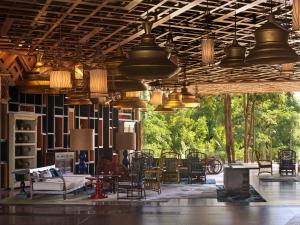 塞米亚克巴厘岛赛米亚克海滩英迪格酒店的一间房间,配有一束椅子和灯