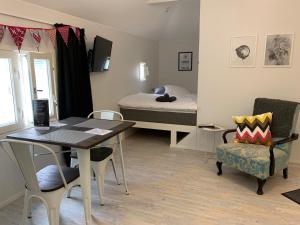 于韦斯屈莱Green Door Apartments的小房间设有一张床、一张桌子和椅子