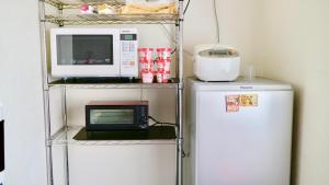 京都Benidaruma - Usagi的一个带微波炉和冰箱的架子