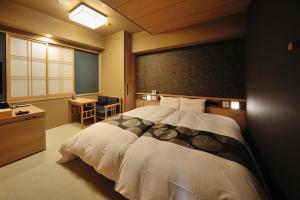 富山御宿野乃天然温泉经济型酒店客房内的一张或多张床位