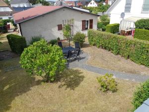 巴贝Ferienwohnungen im Haus Bi Henny的房屋前设有带桌椅的花园