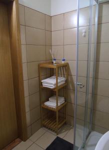 卢斯Cantinho Das Estrelas, Luz Lagos的带淋浴和架子毛巾的浴室