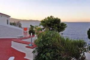 伊兹拉Tramontana的海景度假屋 - 带红色地板