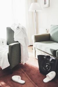 巴特塔茨曼斯多夫维塔瑞笃斯酒店的客厅配有沙发和带毛巾的椅子