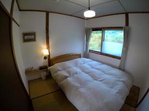 岩见泽市NORD 2的卧室配有白色的床和窗户。