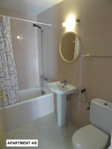 布拉内斯Apartamentos Elvira的一间带水槽、卫生间和镜子的浴室