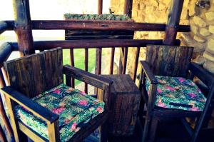EbenhaezerCheetau Lodge的门廊顶部的两张木椅