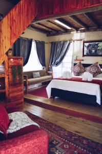EbenhaezerCheetau Lodge的一间卧室配有两张床,卧室内配有沙发