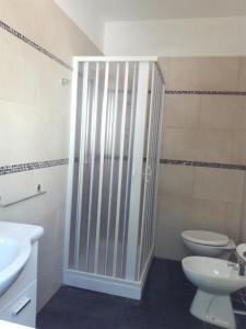 莱韦拉诺La casa di Mela的一间带卫生间和玻璃淋浴间的浴室
