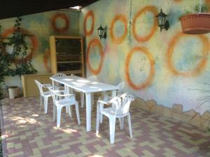 埃格尔阿格里亚文德哈兹酒店的涂鸦墙前的桌椅
