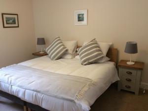LogieraitBrandoch Lodge的一间卧室配有一张带两个枕头的床