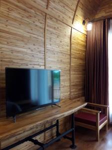 武里南Cherdin Home的木制墙壁上的大型平面电视