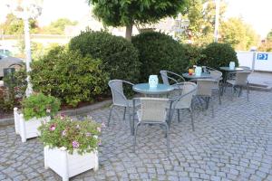 诺德施泰特富力森霍夫酒店的花卉庭院里的桌椅