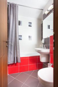 布拉迪斯拉发布拉迪斯拉发酒店 的浴室配有白色卫生间和盥洗盆。