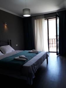 卡兹贝吉ELSADA的一间卧室配有一张床,上面有两条毛巾