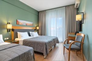 雅典普拉卡酒店的酒店客房设有两张床、一张书桌和一个窗户。