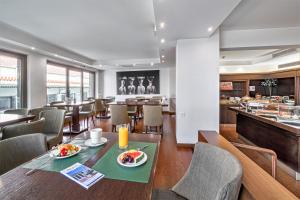 雅典普拉卡酒店的一间带桌椅的用餐室和一间餐厅