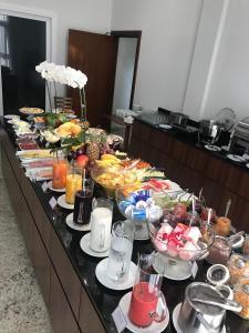 圣安热卢Villas Hotel的自助餐,餐桌上摆满了食物
