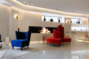雅典St George Lycabettus Lifestyle Hotel的客厅配有两把椅子和壁炉