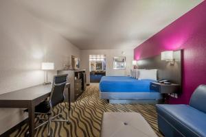 爱德蒙斯特拉特福宾馆的大型酒店客房,配有一张床和一张书桌