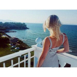 阿莫迪明朗地平线酒店的坐在栏杆上看海洋的女人