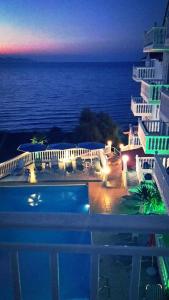 阿莫迪明朗地平线酒店的晚上从酒店阳台可欣赏到海景