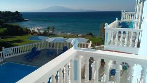 阿莫迪明朗地平线酒店的从别墅的阳台可欣赏到海景