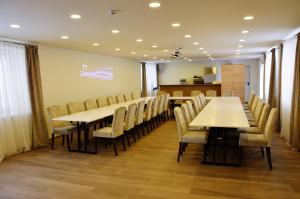 拉塞尼艾Pasažo namai B&B的一间会议室,配有白色的桌椅