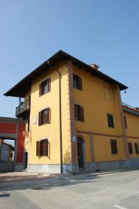 VinovoB&B La Braida的黄色建筑,设有窗户和屋顶