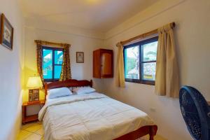库尔克岛Mayan Falls的一间卧室设有一张床和一个窗口