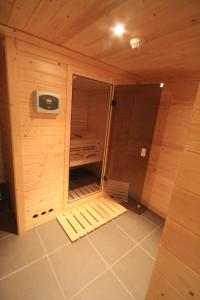 Rhisnes拉诺伊斯莱旅馆的木制房间内的小型桑拿浴室