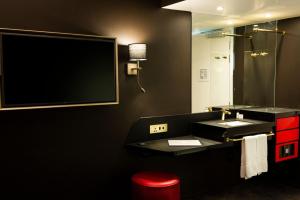 开普敦Signature Lux Hotel by ONOMO, Foreshore的一间带两个盥洗盆和大镜子的浴室