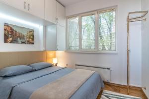 瓦尔纳Apartment DOLCE CASA的一间卧室设有一张床和两个窗户。