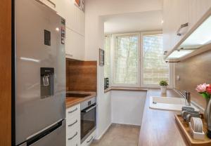 瓦尔纳Apartment DOLCE CASA的厨房配有不锈钢冰箱和水槽