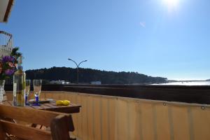 卡米尼亚Apartamento Foz do Rio Minho的一张带酒杯的桌子,享有海滩美景