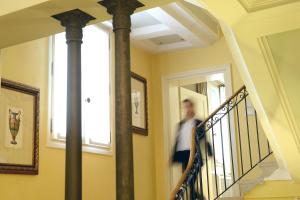 威尼斯科尔特巴罗奇威尼斯套房酒店的一个人在房子里走下楼梯